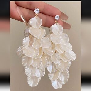 ❤️Elegant Cream Petal Drop Earrings NWT